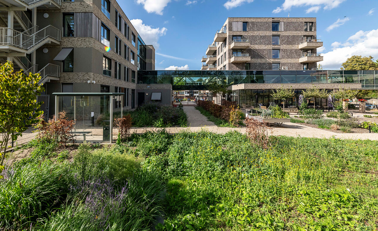 Gebouwen Amandelhof met corridor