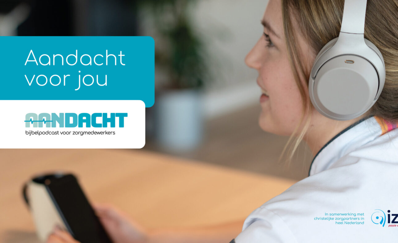 Vrouw met koptelefoon kijkt naar tablet. Tekst op afbeelding: "Aandacht voor jou" en logo van Aandacht met IZB-logo.