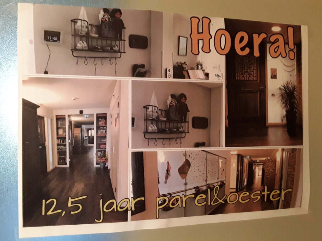 Collage van foto's in een huis met de tekst "Hoera! 12,5 jaar parel & oester" op een witte achtergrond.