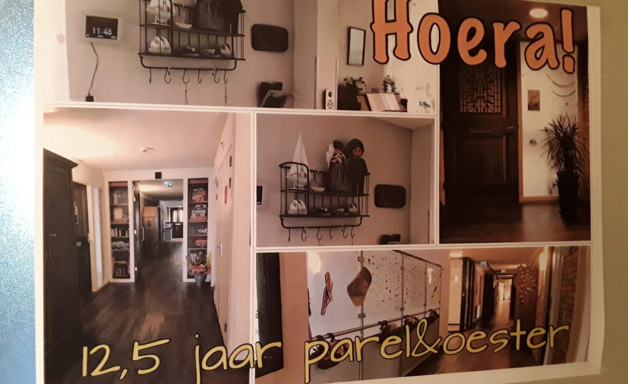 Collage van foto's in een huis met de tekst "Hoera! 12,5 jaar parel & oester" op een witte achtergrond.