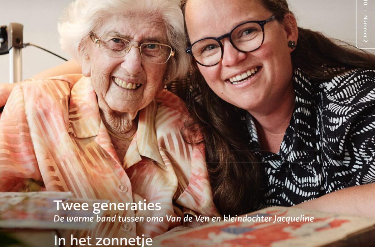 Een oudere vrouw en een jongere vrouw glimlachen samen naar de camera. Tekst op de afbeelding: "Etcedrah" en andere titels.