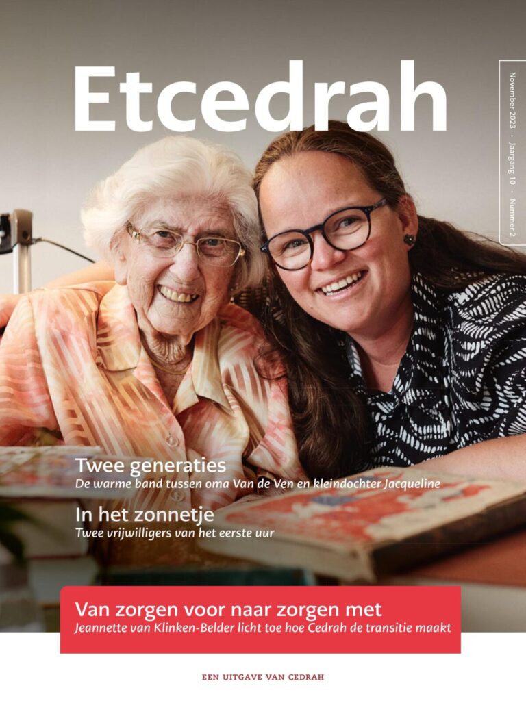 Een oudere vrouw en een jongere vrouw glimlachen samen naar de camera. Tekst op de afbeelding: "Etcedrah" en andere titels.