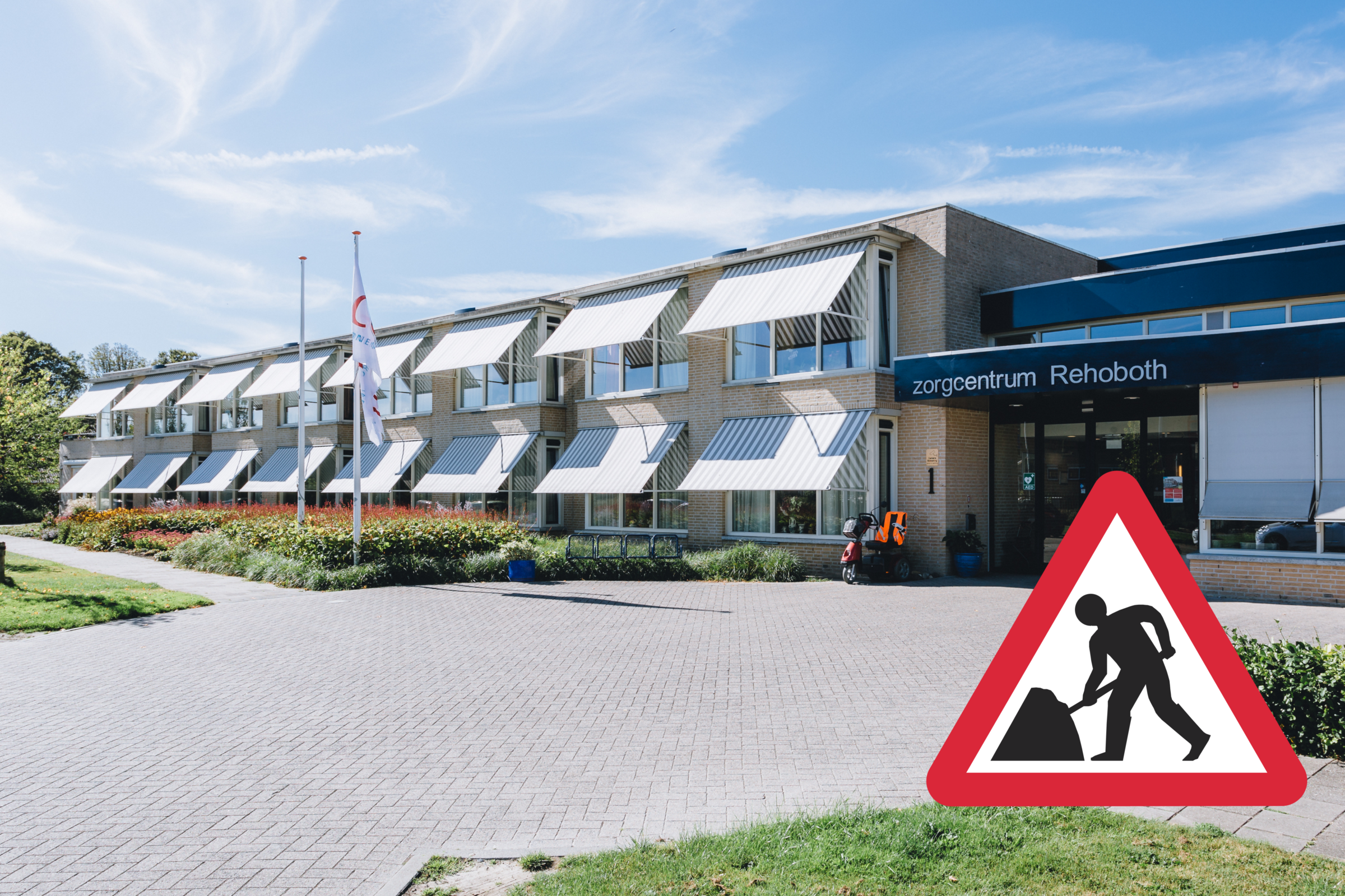 Afbeelding van een modern gebouw met meerdere ramen en zonneschermen. Op de voorgrond staat een verkeersbord met een werk in uitvoering-symbool.