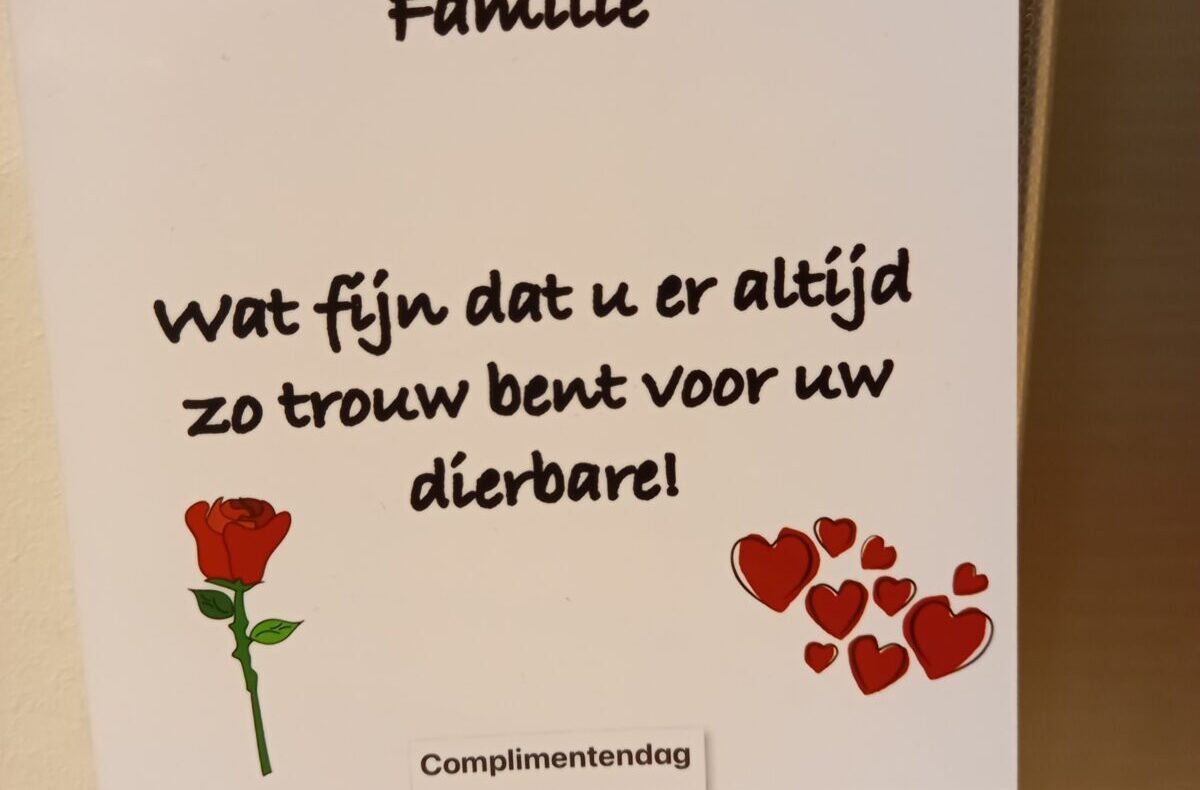 Een kaartje met de tekst: "Familie, wat fijn dat u er altijd zo trouw bent voor uw dierbare!" met een roos en hartjes.