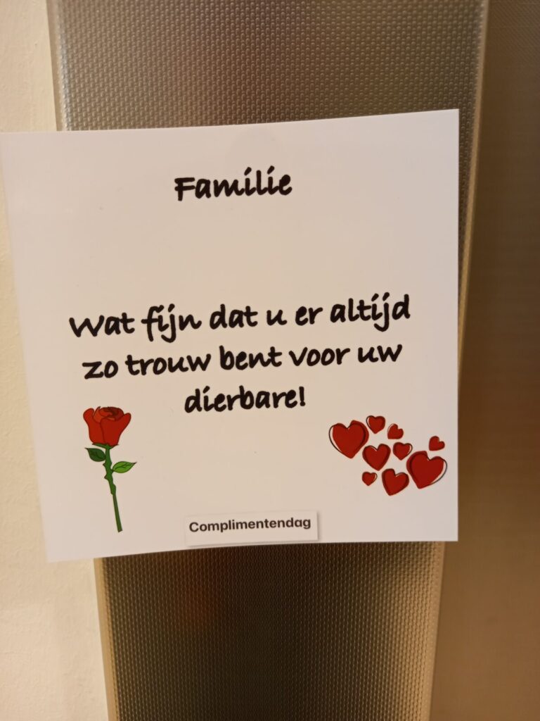 Een kaartje met de tekst: "Familie, wat fijn dat u er altijd zo trouw bent voor uw dierbare!" met een roos en hartjes.