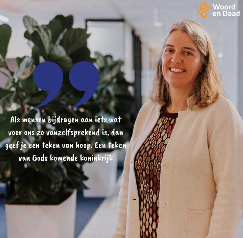 Vrouw glimlacht voor een groene plant, met een citaat over hoop en Gods koninkrijk. Logo van Woord en Daad rechtsboven.