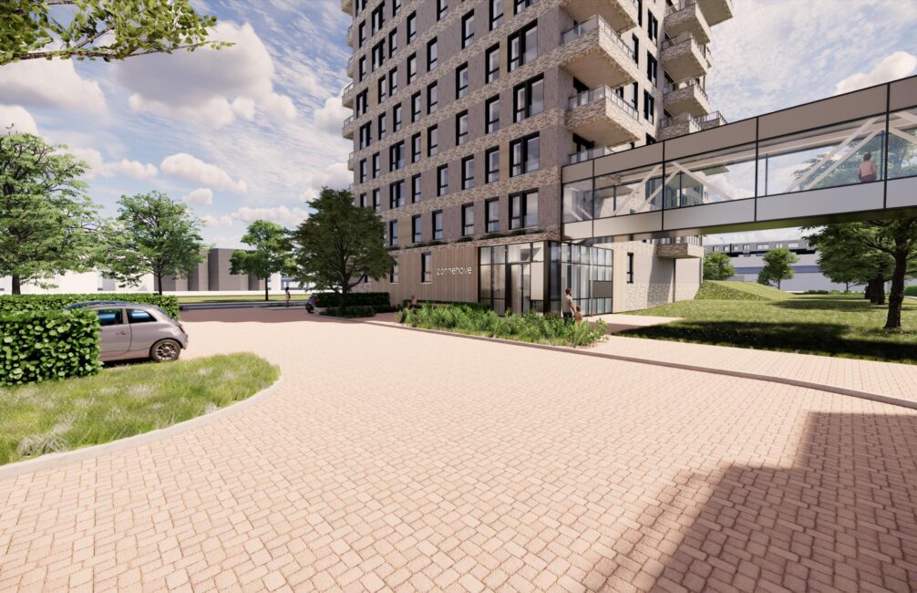Afbeelding van een modern appartementencomplex met een glazen loopbrug, omgeven door groen en een geparkeerde auto op de voorgrond.
