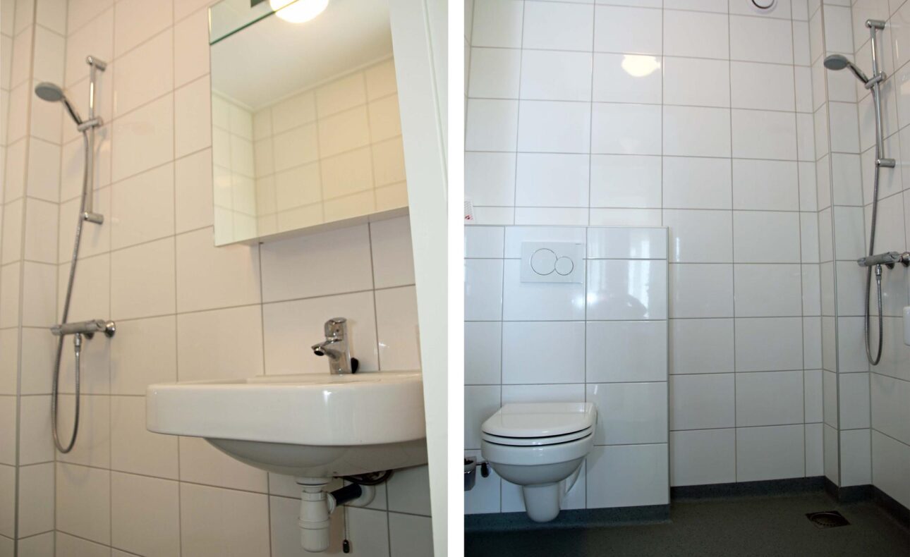 Twee foto's van een moderne badkamer met witte tegels. Links een wastafel en douche, rechts een toilet met hangend reservoir.