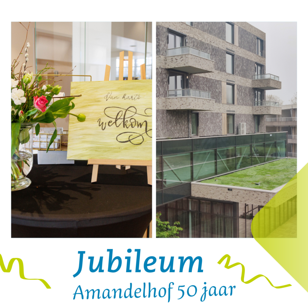 Afbeelding van een jubileumviering bij Amandelhof, met een welkomstbord en een modern gebouw op de achtergrond.