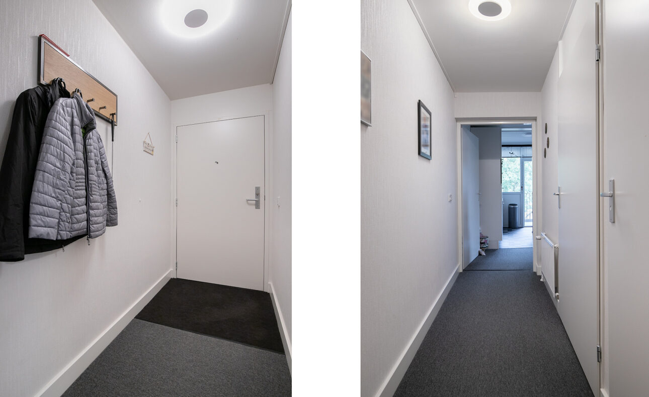 Twee foto's van een smalle gang in een huis. Links een deur met jassen aan de kapstok, rechts een doorkijk naar de woonkamer.