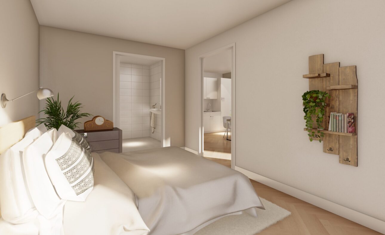 Sfeervolle slaapkamer met een tweepersoonsbed, houten wandplank met planten en een open deur naar een lichte badkamer.