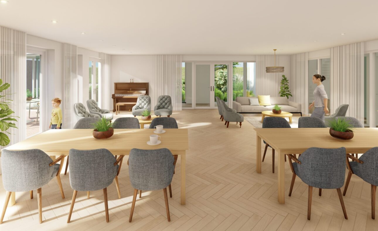 Een lichte, ruime woonkamer met houten tafels, grijze stoelen, een piano en grote ramen met uitzicht op een groene tuin.