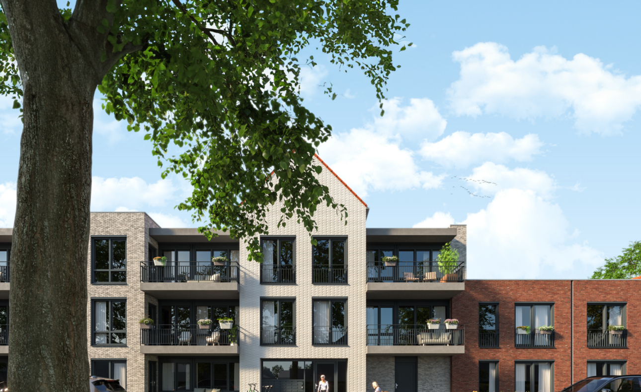 Moderne appartementencomplex met drie verdiepingen, omgeven door groen en een grote boom op de voorgrond, onder blauwe lucht.