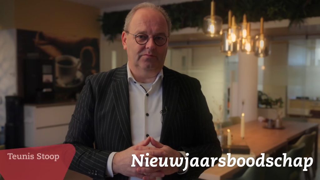 Een man in een keukenachtige omgeving met een kop koffie op de achtergrond. Tekst: "Teunis Stoop" en "Nieuwjaarsboodschap".