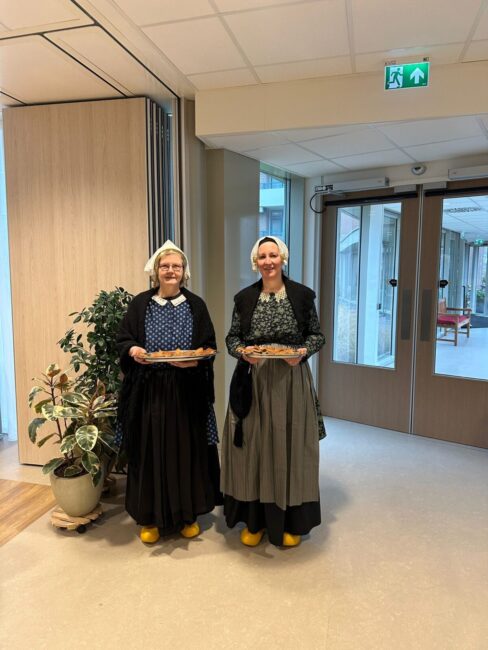 Twee vrouwen in klederdracht