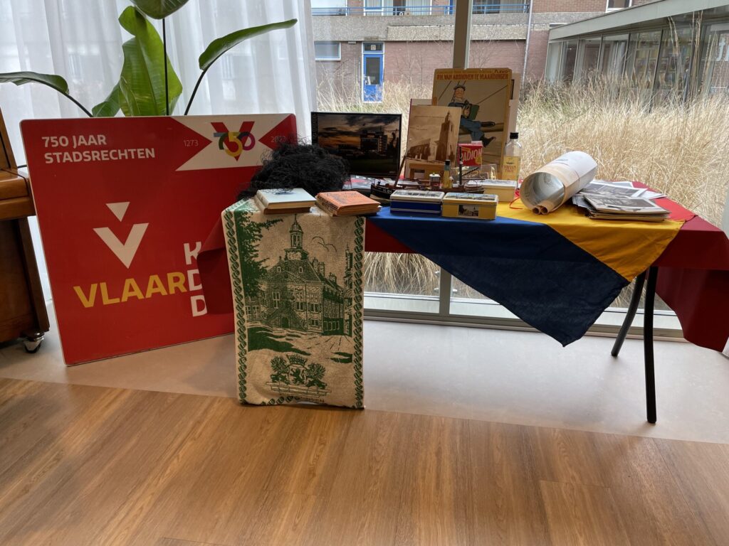 Tafel met spullen uit Vlaardingen.