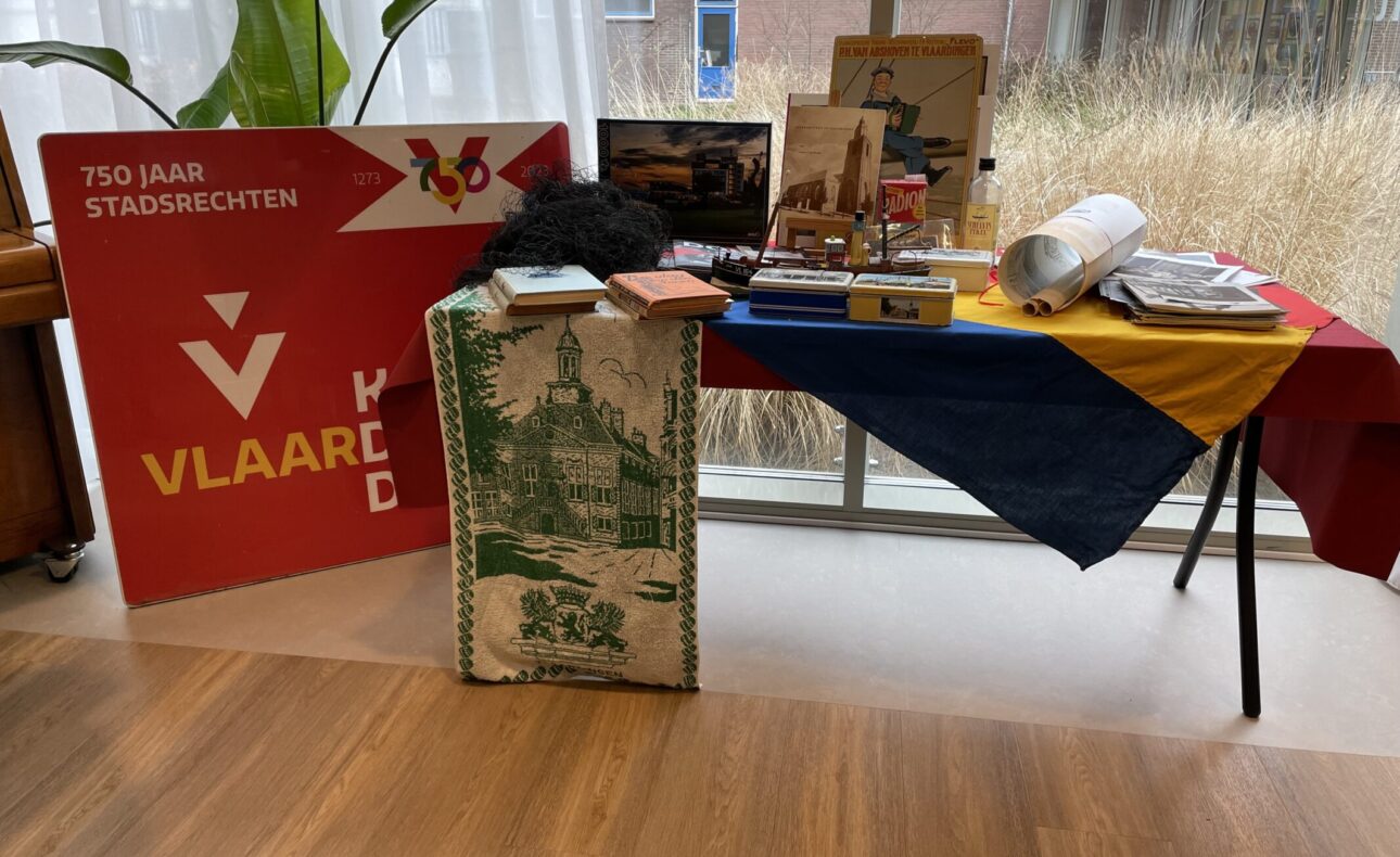 Tafel met spullen uit Vlaardingen.