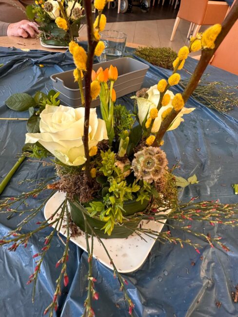 Een bloemstukje met gele bloemen.