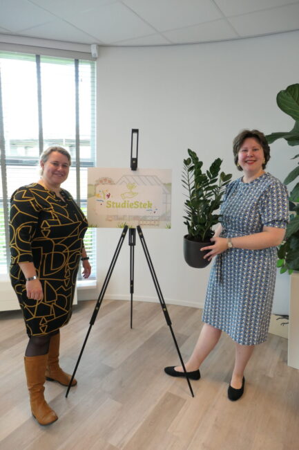 Inge en Annerieke met de plant van Noordhoff