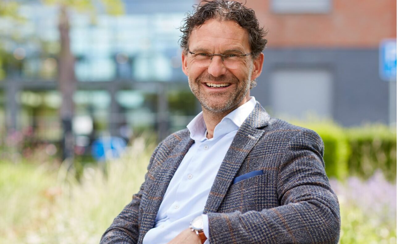 Man zit op een bankje voor een zorggebouw