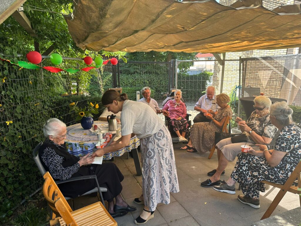 Aanwezigen tijdens feestelijke opening