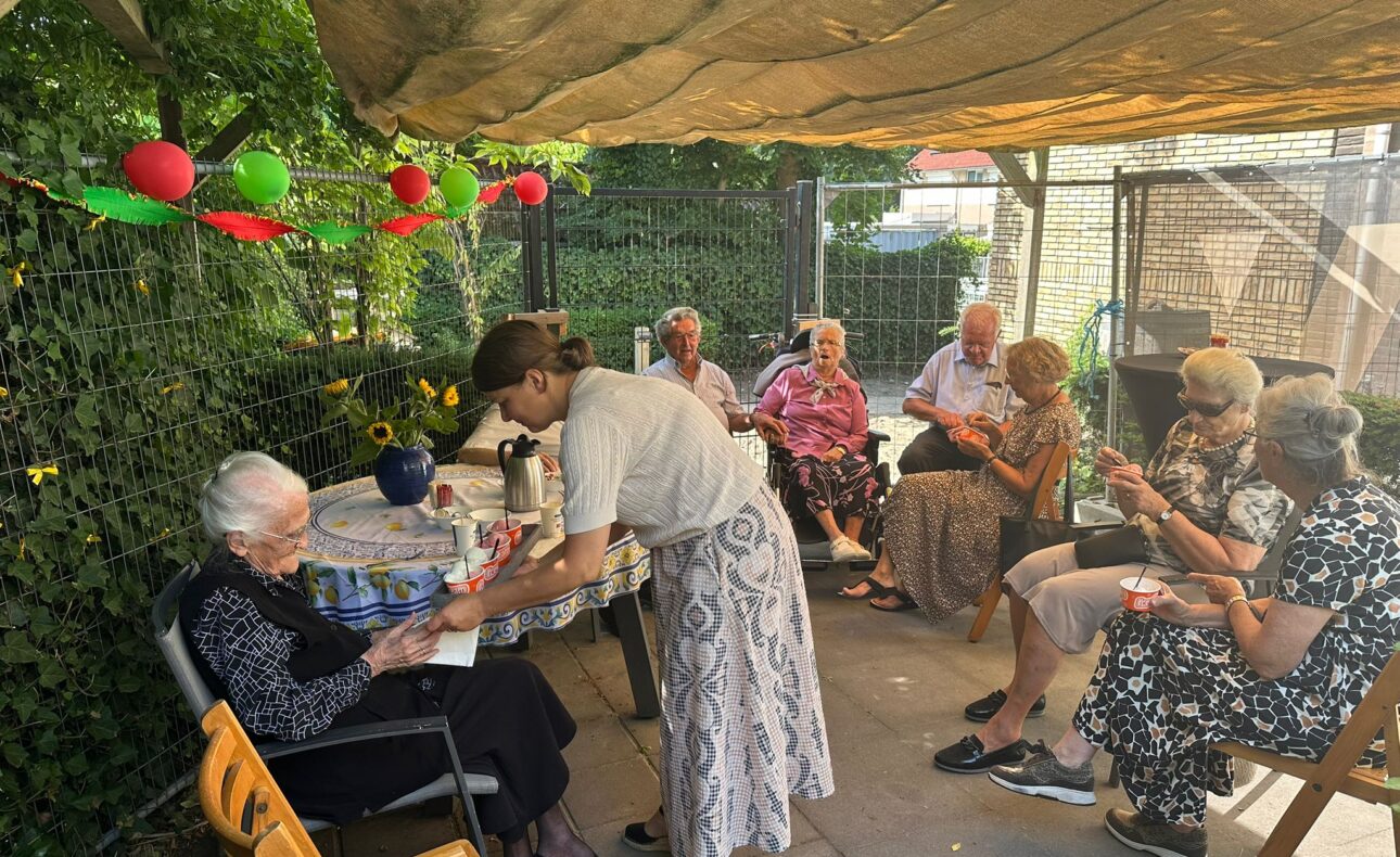 Aanwezigen tijdens feestelijke opening