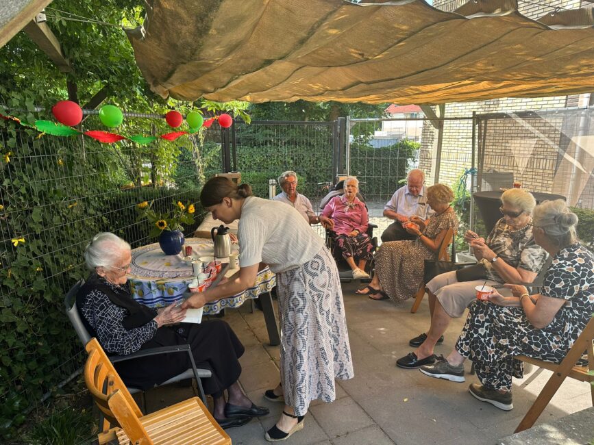 Aanwezigen tijdens feestelijke opening