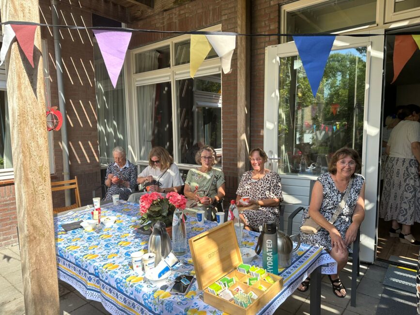 Aanwezigen tijdens feestelijke opening