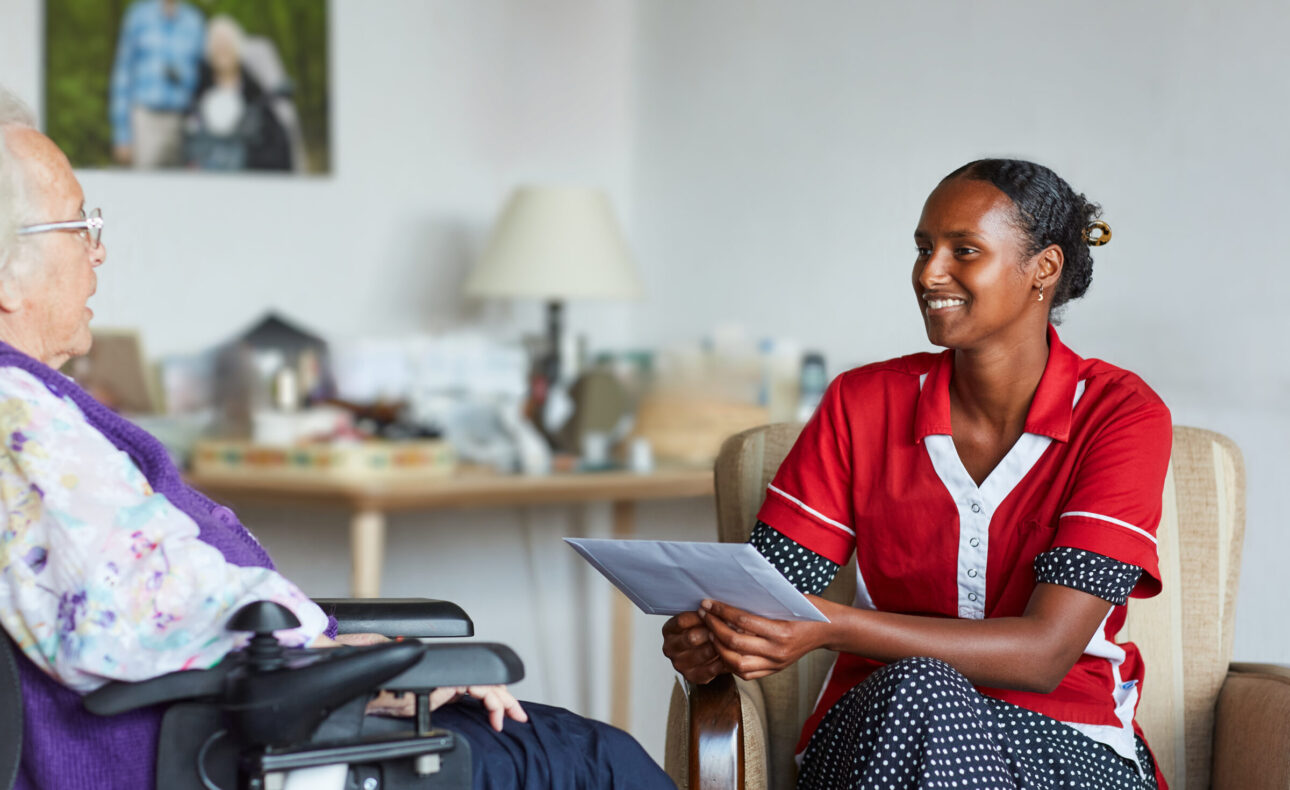 Zorgmedewerker in gesprek met een cliënt