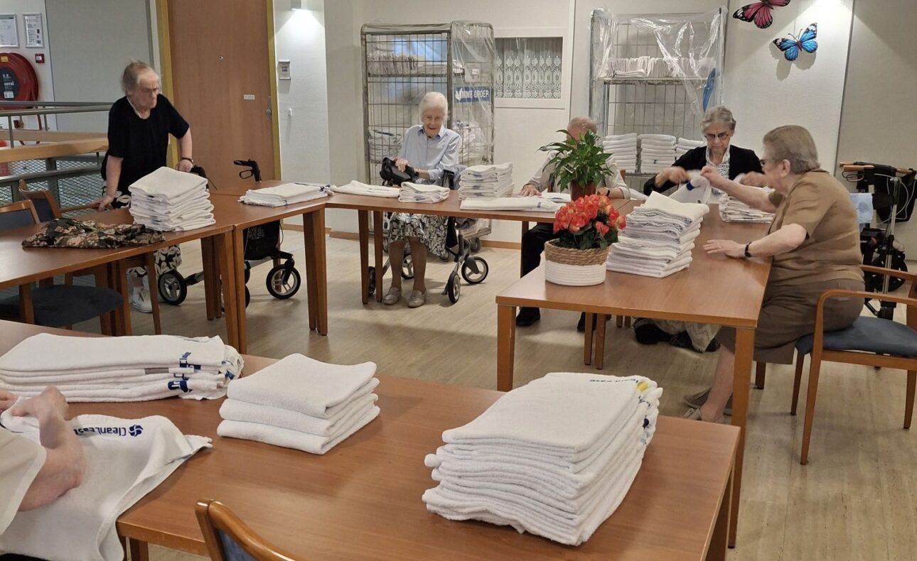 Bewoners vouwen handdoeken.