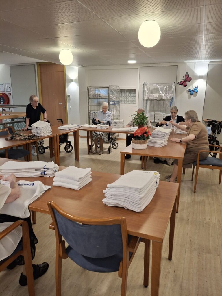 Bewoners vouwen handdoeken.