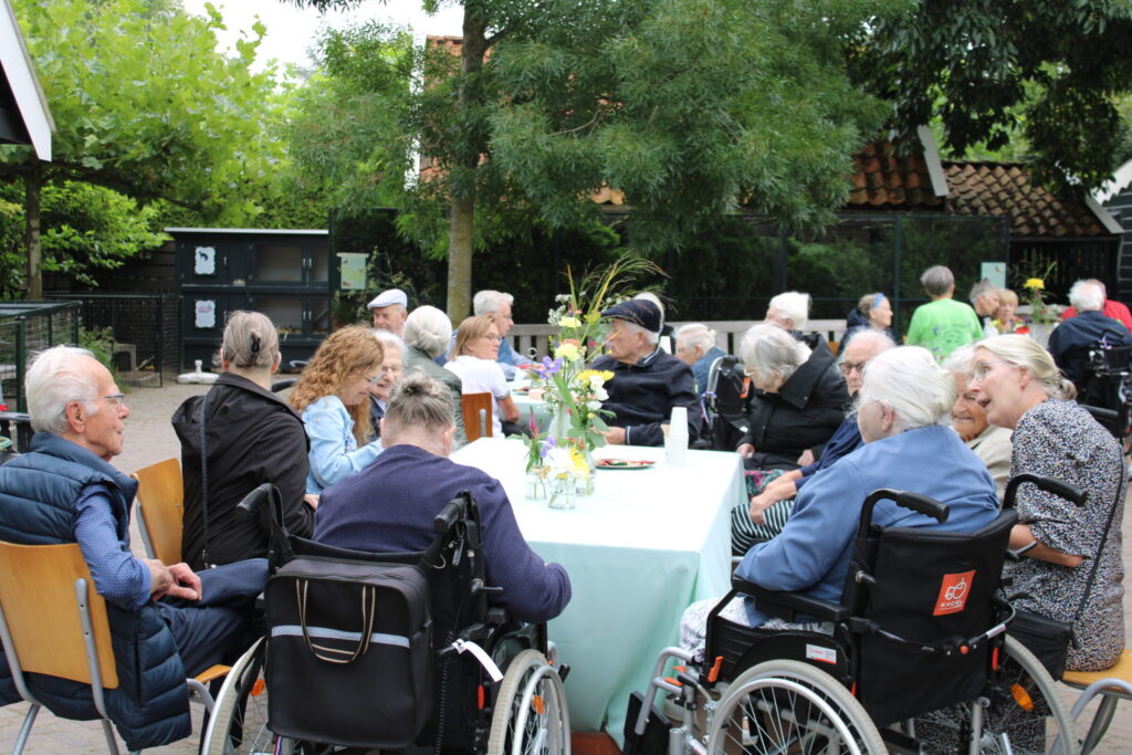 Bewoners Amandelhof op uitje naar de kinderboerderij.