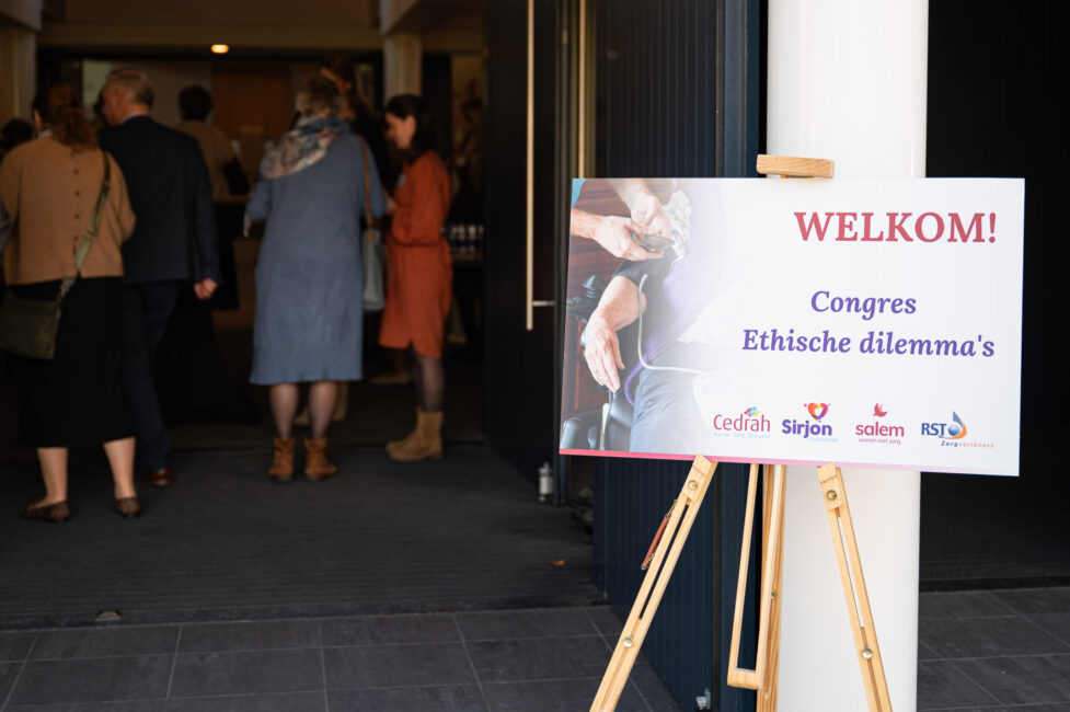 Congres ethische dilemma's in de Bethelkerk in Geldermalsen, ontvangstbord.