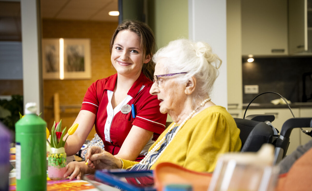 Medewerker met een bewoner.