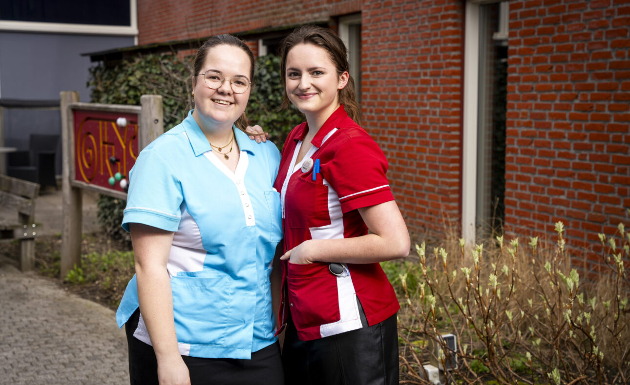 Twee zorgmedewerkers