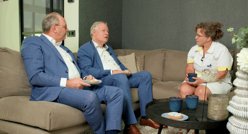 Teunis Stoop, bestuurder bij Cedrah, en Peter Boudewijn, bestuurder RST Zorgverleners, op kraamvisite en in gesprek met een medewerker.