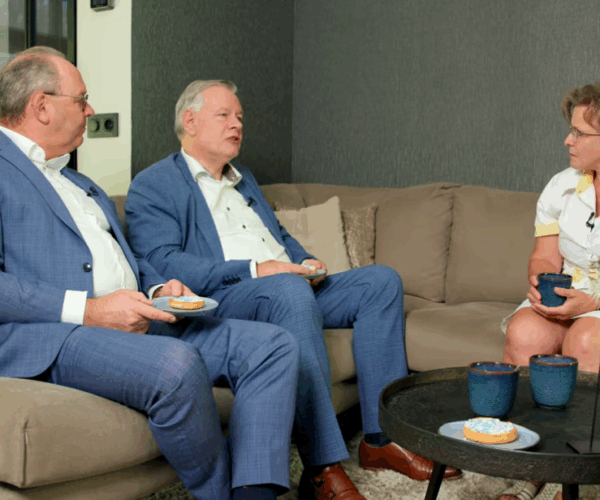 Teunis Stoop, bestuurder bij Cedrah, en Peter Boudewijn, bestuurder RST Zorgverleners, op kraamvisite en in gesprek met een medewerker.