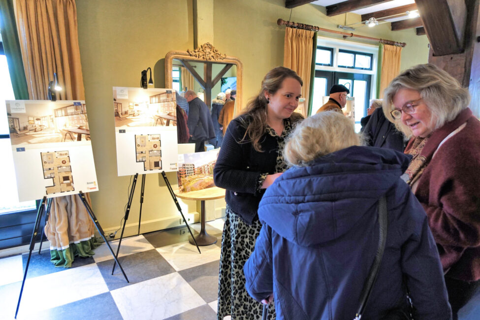 Woonadviseur in gesprek met bezoekers