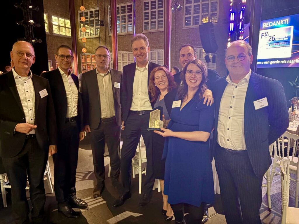 Groepsfoto met aanwezigen bij de uitreiking van de prijs