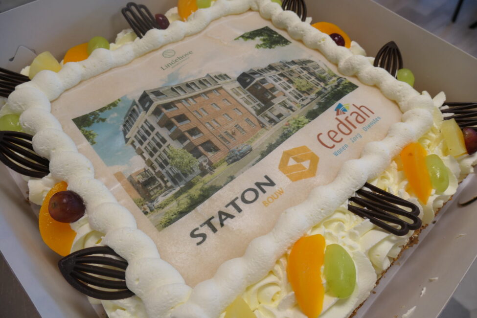 Taart met afbeelding Lindehove en logo Staton en Cedrah