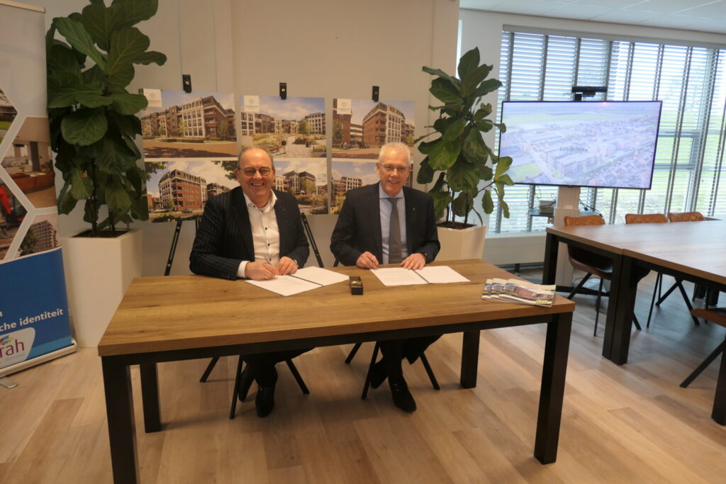 Teunis Stoop en Kees Hoogendoorn tekenen overeenkomst