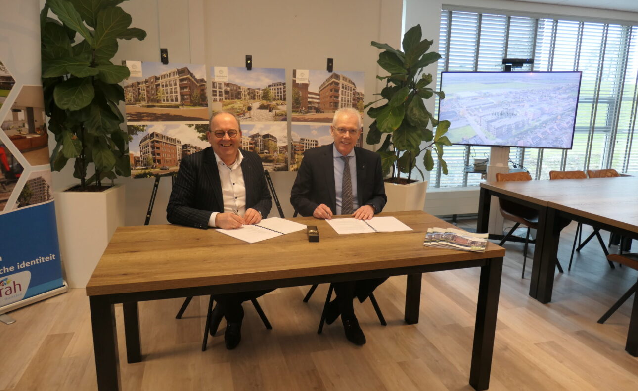 Teunis Stoop en Kees Hoogendoorn tekenen overeenkomst