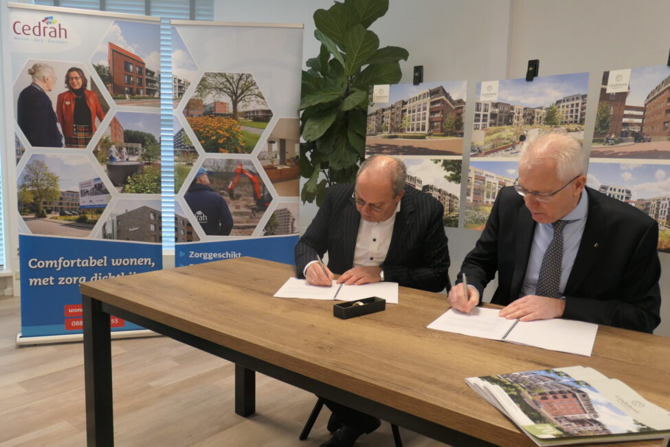 Teunis Stoop en Kees Hoogendoorn tekenen overeenkomst