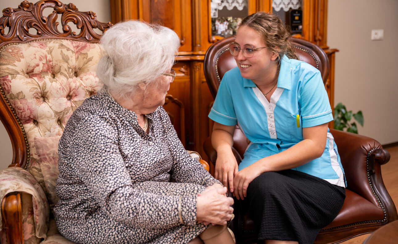 Medewerker Cedrah en cliënt