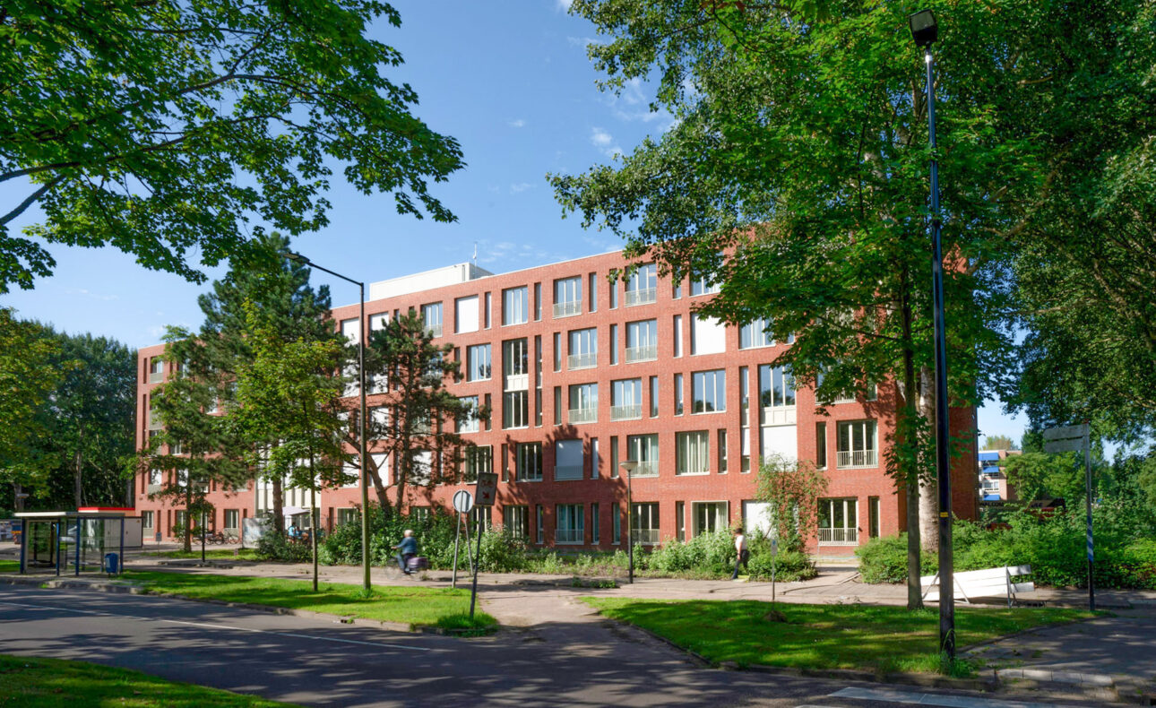 Een nieuw gebouw omringt door bomen