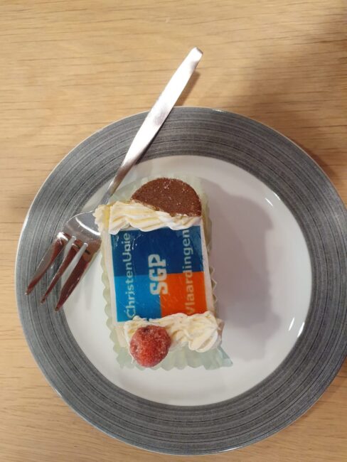 Een gebakje met daarop 'ChristenUnie-SGP Vlaardingen'