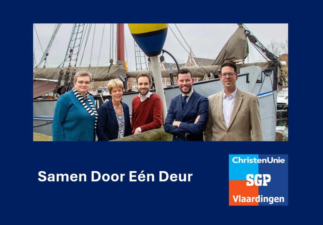 Een aantal mensen staat voor een schip met daaronder de tekst 'Samen door één deur, ChristenUnie-SGP Vlaardingen'