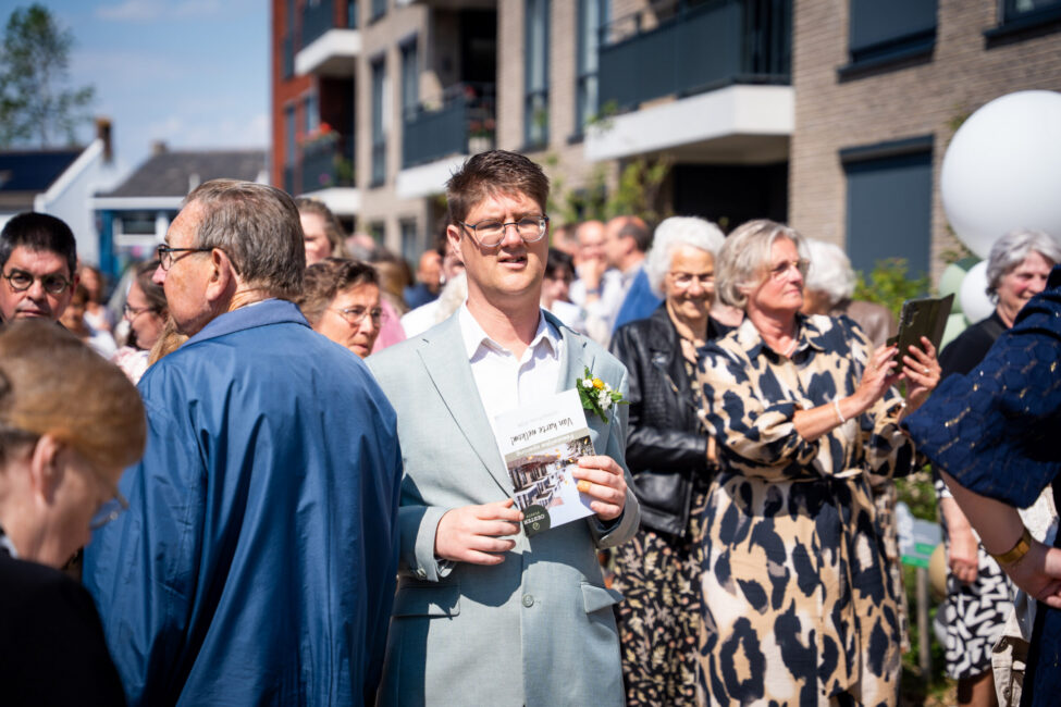 Bewoner Oester Parel glimlacht tijdens de opening
