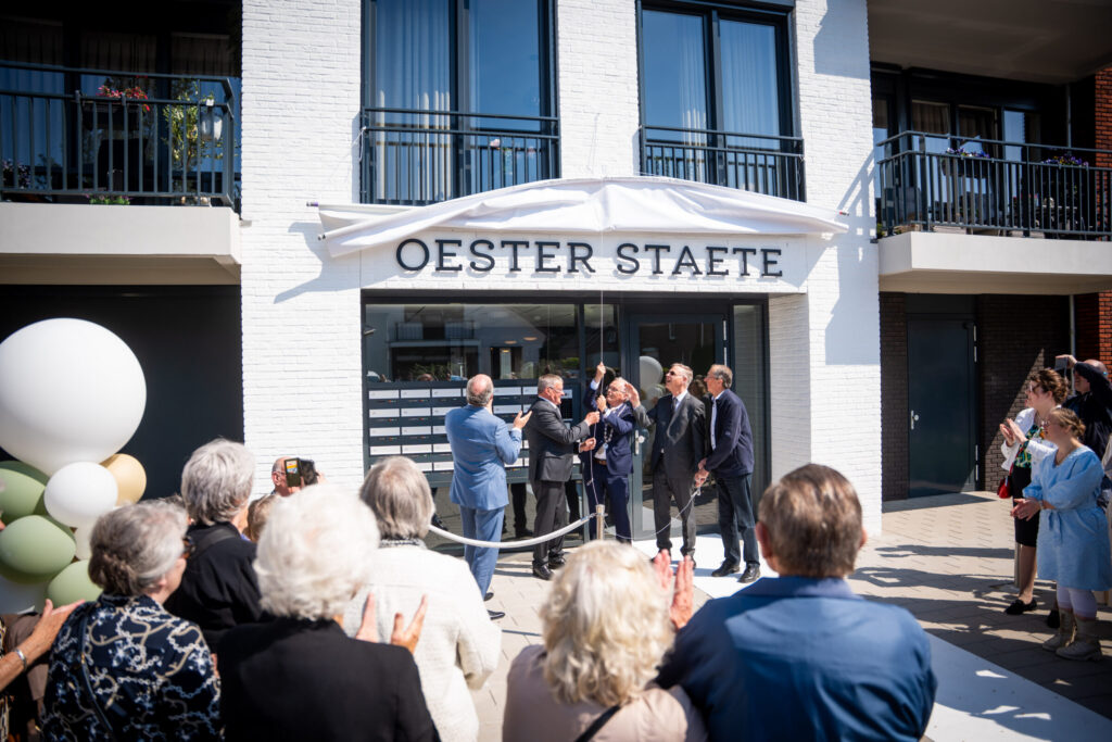 Naam Oester Staete wordt onthuld door bewoners, burgemeester Luteijn en bestuurder Stoop