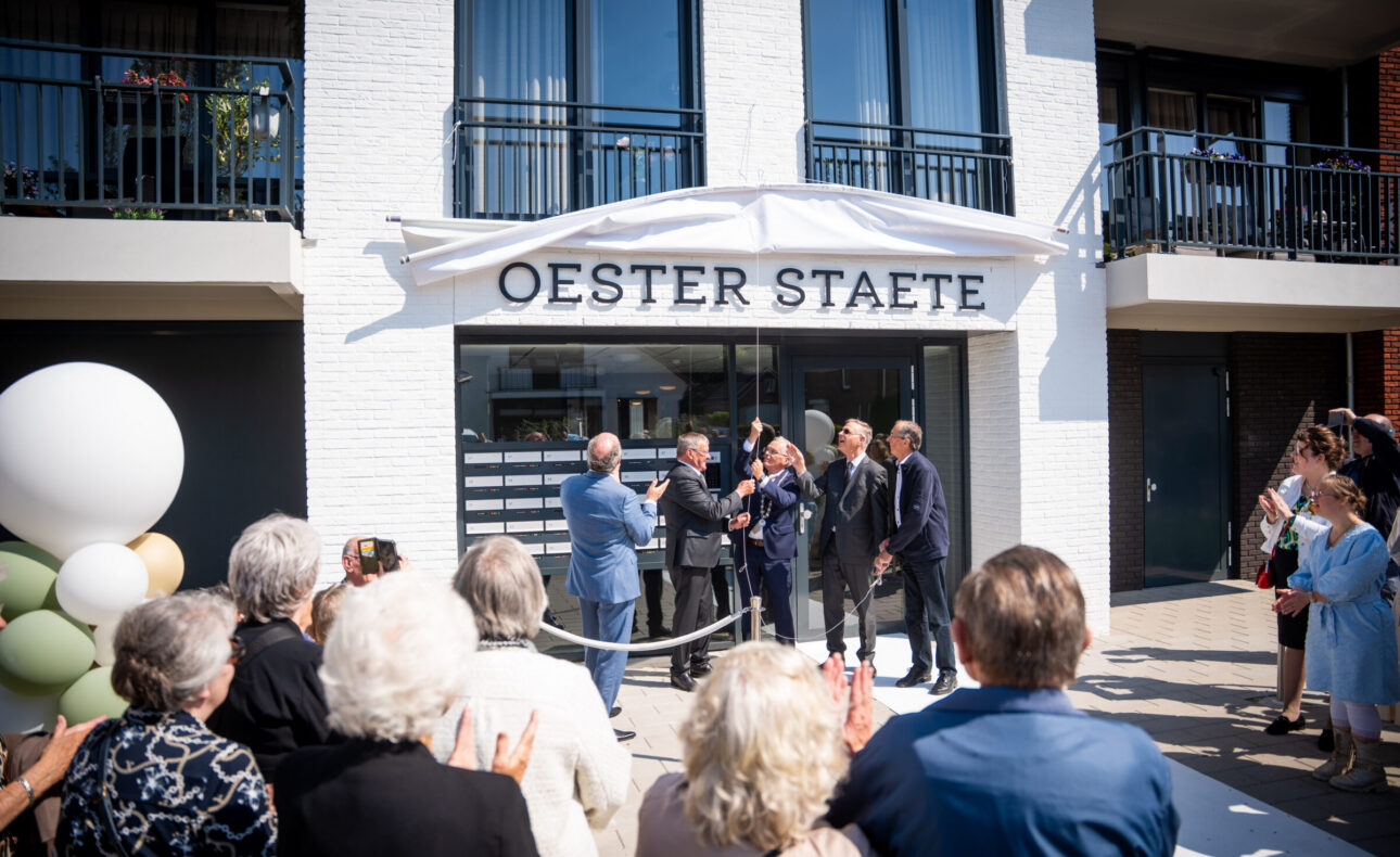 Naam Oester Staete wordt onthuld door bewoners, burgemeester Luteijn en bestuurder Stoop